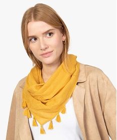 foulard femme uni en maille texturee et finitions pompons jaune standard autres accessoires2143101_2