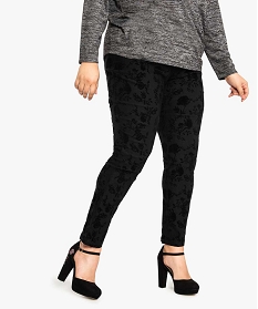 pantalon femme droit en stretch avec motif floral en velours noir7107001_1