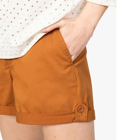 short femme en coton twill avec revers et patte boutonnee brun shorts7944301_2