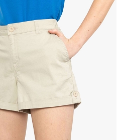 short femme en coton twill avec revers et patte boutonnee beige shorts7944401_2
