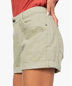 short femme en toile avec broderie en dentelle sur les poches vert shorts8654101_2