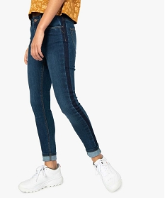 jean femme coupe slim avec bandes plus foncees sur les cotes bleu pantalons jeans et leggings8860201_1