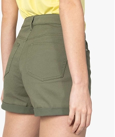 short femme en toile unie avec revers cousus vert shorts9495401_2