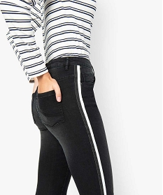 jean femme coupe slim avec liseres bicolores sur les cotes noir pantalons jeans et leggings9503001_2