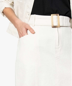 jupe femme en jean clair avec ceinture a grosse boucle blanc jupes en jean9505801_2