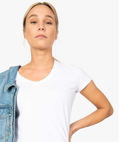 tee-shirt femme avec col v contenant du coton bio blanc9545301_2