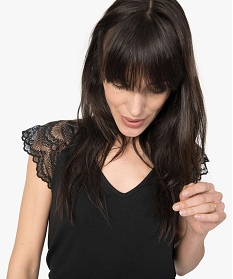tee-shirt femme col v avec epaules en dentelle noir t-shirts manches courtes9556501_2