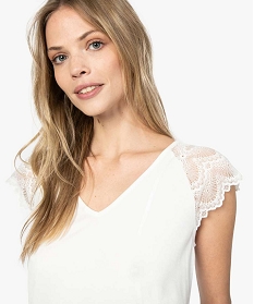 tee-shirt femme col v avec epaules en dentelle beige9556601_2