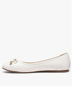 ballerines femme a bout droit et noud assorti dessus matiere synthetique avec reliefs imitation croco blancA572001_3