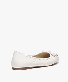 ballerines femme a bout droit et nœud assorti dessus matiere synthetique avec reliefs imitation croco blanc ballerinesA572001_4