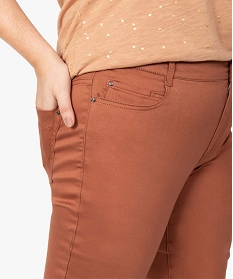 pantalon femme coupe slim en maille extensible brunA659501_2