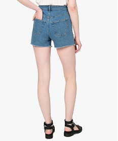 short femme en jean dechire sur lavant gris shortsA954301_3