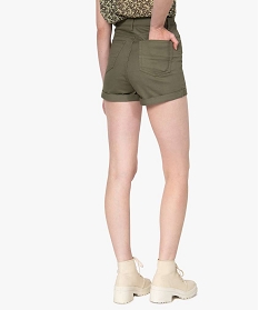 short femme ajuste et taille haute avec revers cousus vert shortsB371401_3
