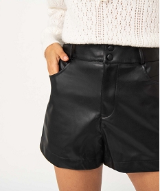 short femme taille haute en matiere imitation cuir noir shortsC851701_2