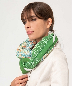 foulard femme a motifs fleuris et touches pailletees vertD496301_3