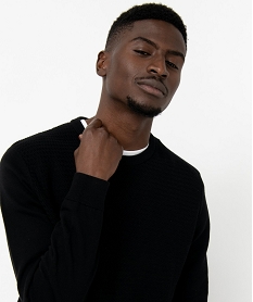 pull en coton homme avec maille fantaisie sur lavant noir pullsE062501_2