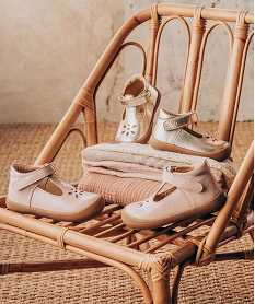 GEMO Chaussures premiers pas bébé fille en cuir vernis uni et à scratch - NA! dore