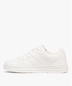 baskets femme unies a lacets style retro avec dessus perfore blanc standard baskets et tennisF068501_3