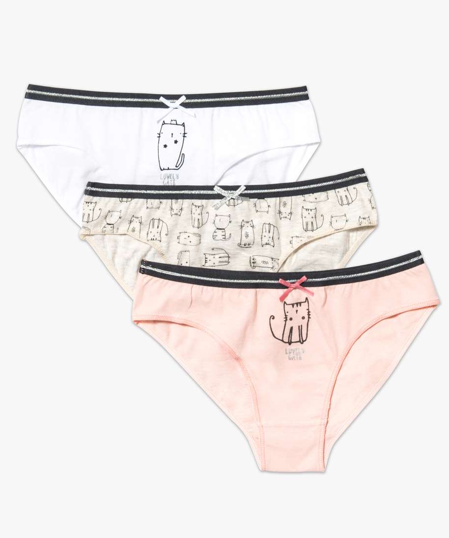 Fille shop avec slip