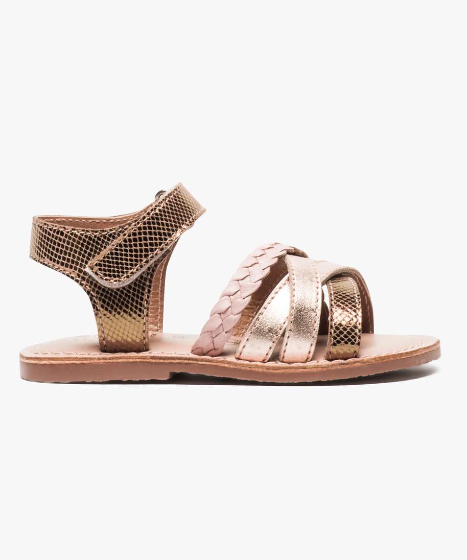 Nu sales pieds bébé