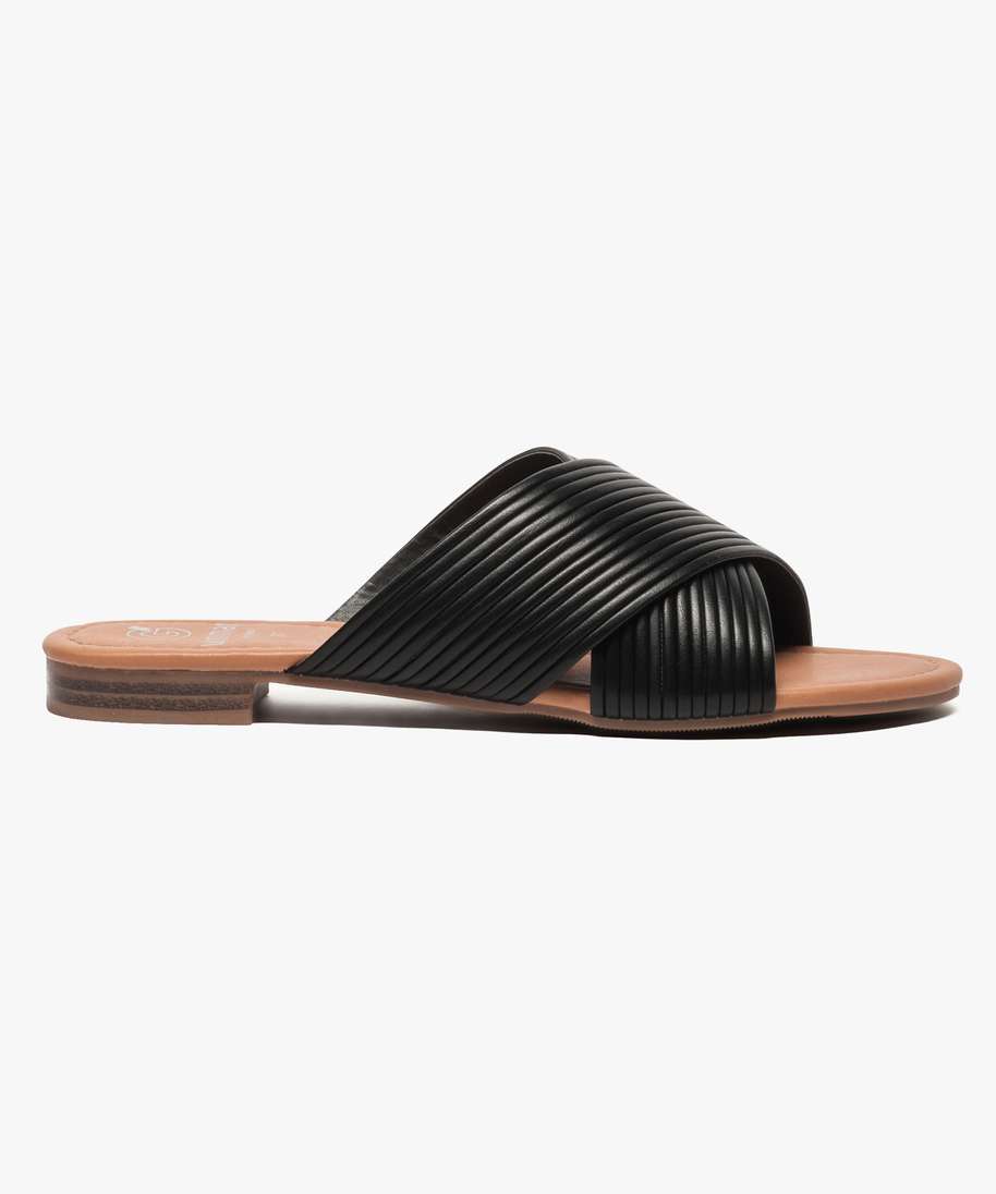 mules ouvertes avec larges brides croisees noir sandales plates et