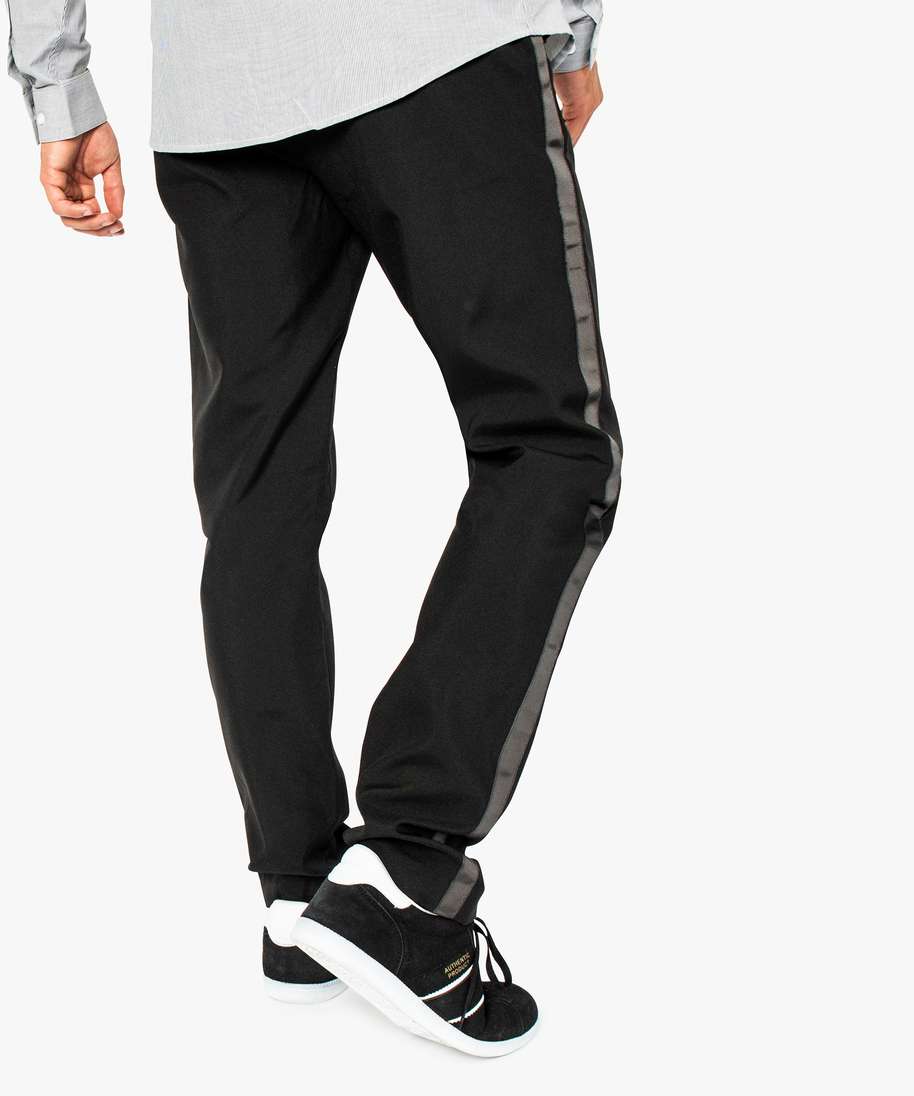 Pantalon avec ligne sur le côté sale