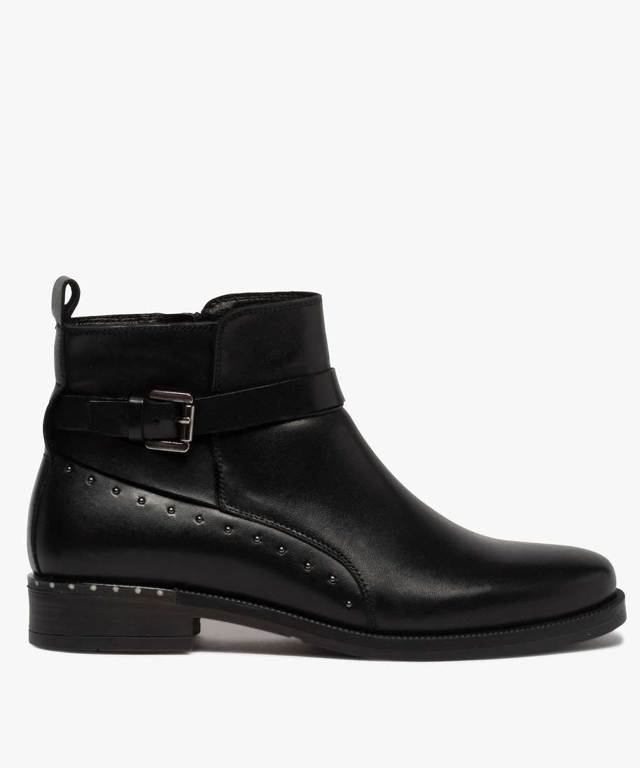 boots femme unis a talon plat et petits clous decoratifs noir