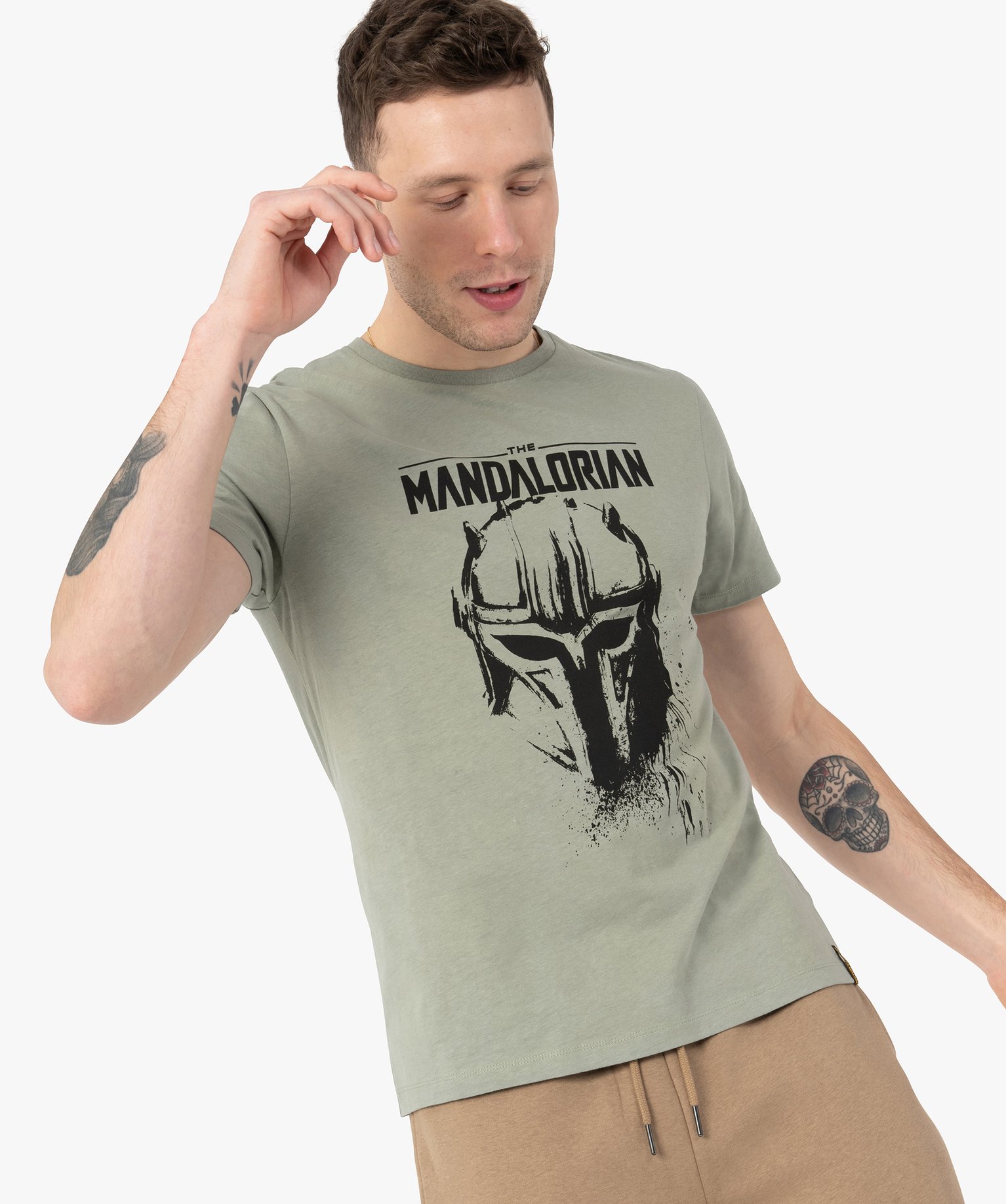 tee-shirt homme avec motif the mandalorian - star wars vert tee-shirts