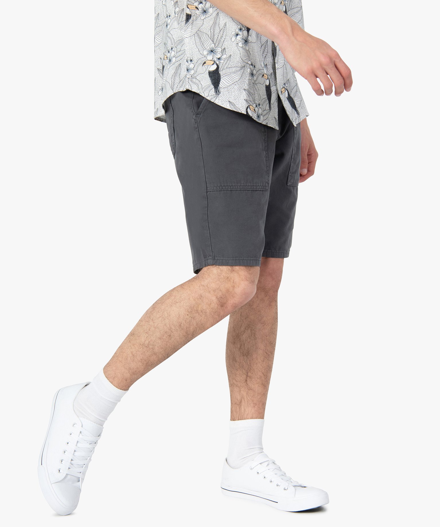 bermuda homme avec larges poches plaquees gris