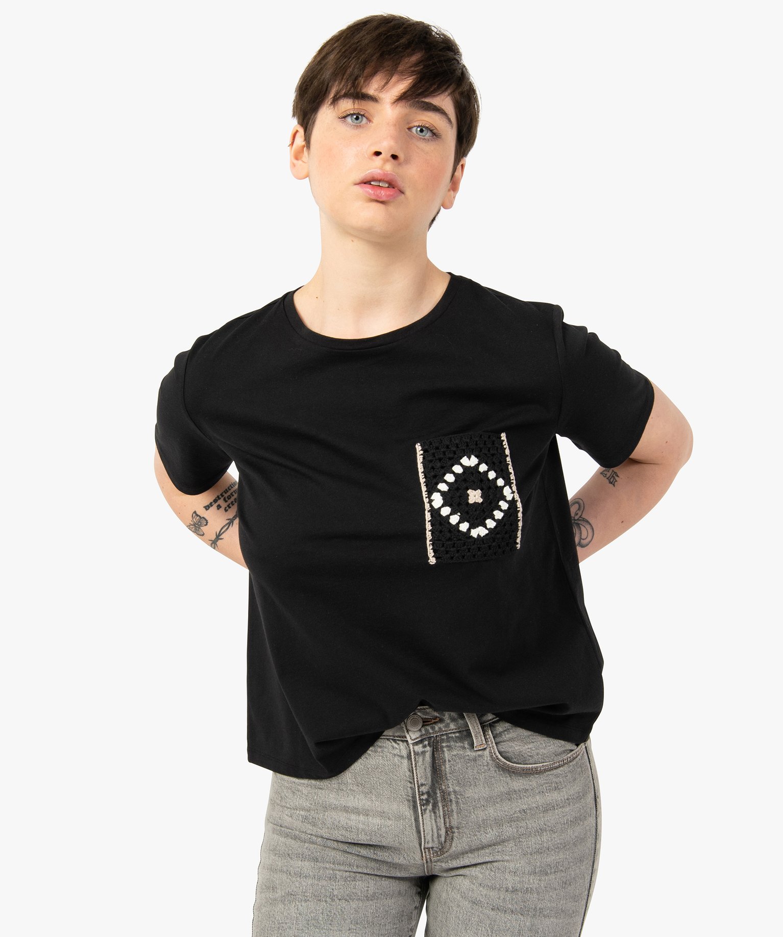 tee shirt femme a manches courtes avec poche poitrine brodee noir