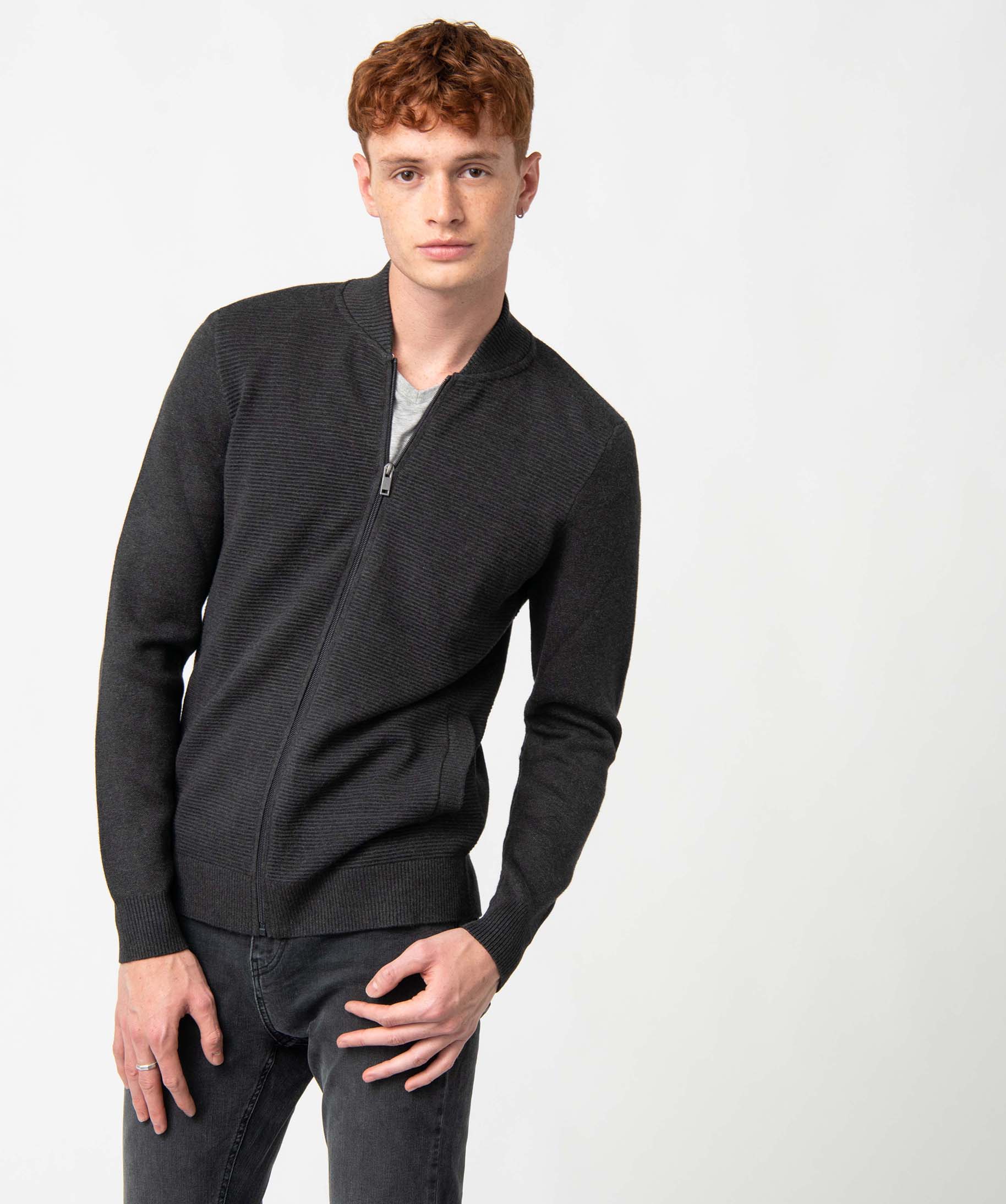 gilet homme en maille texturee sur l avant gris gilets homme GEMO