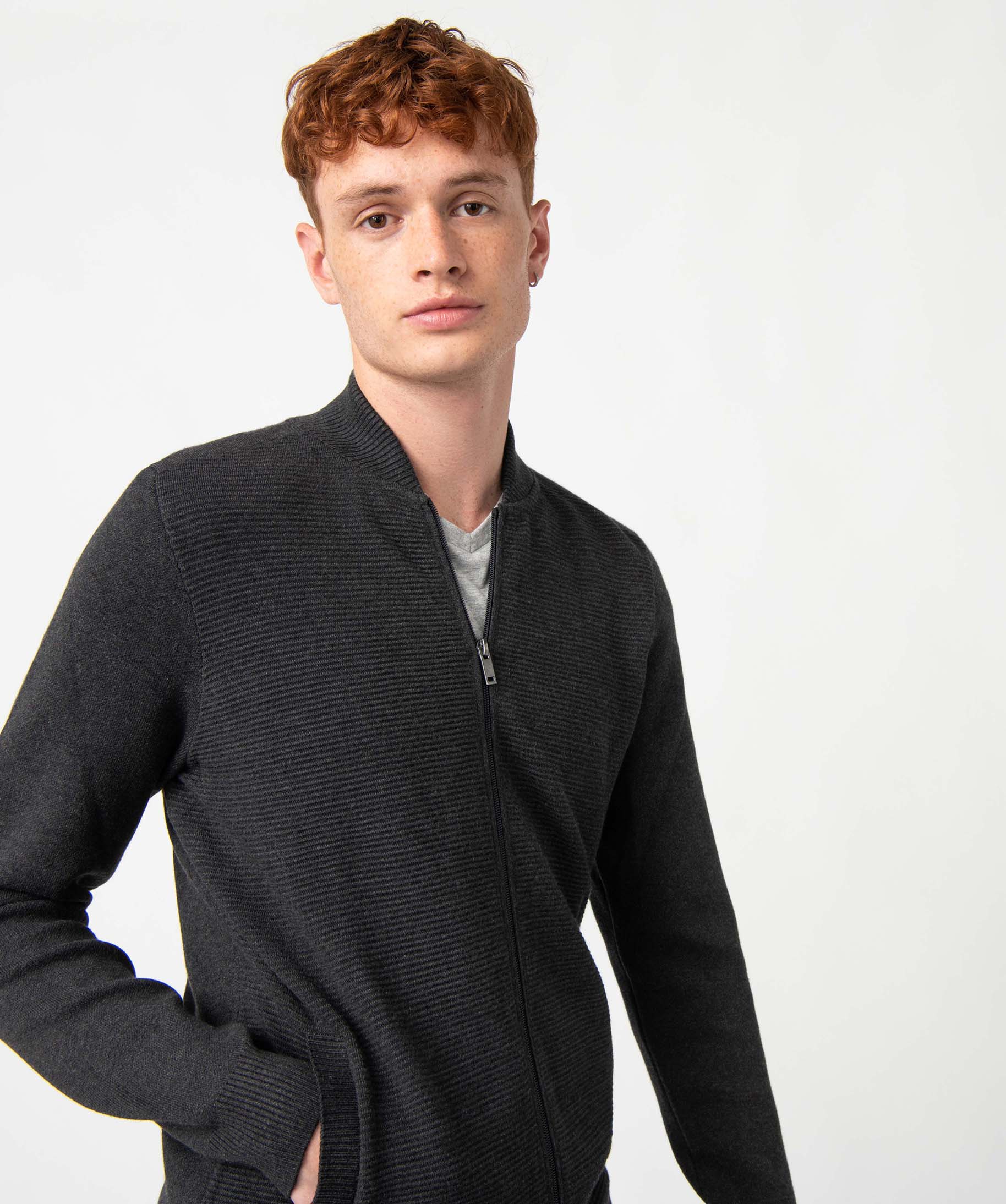 gilet homme en maille texturee sur lavant gris gilets homme GÉMO