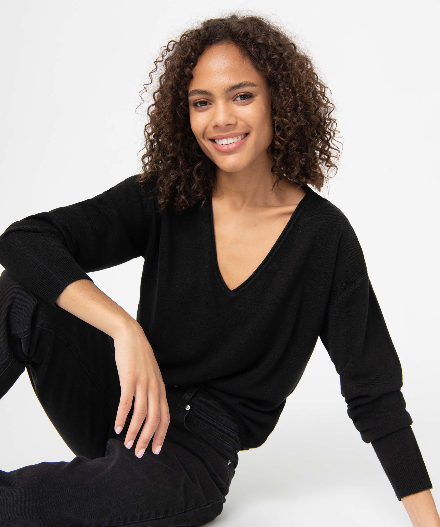 pull femme en maille fine avec large col v noir pulls femme