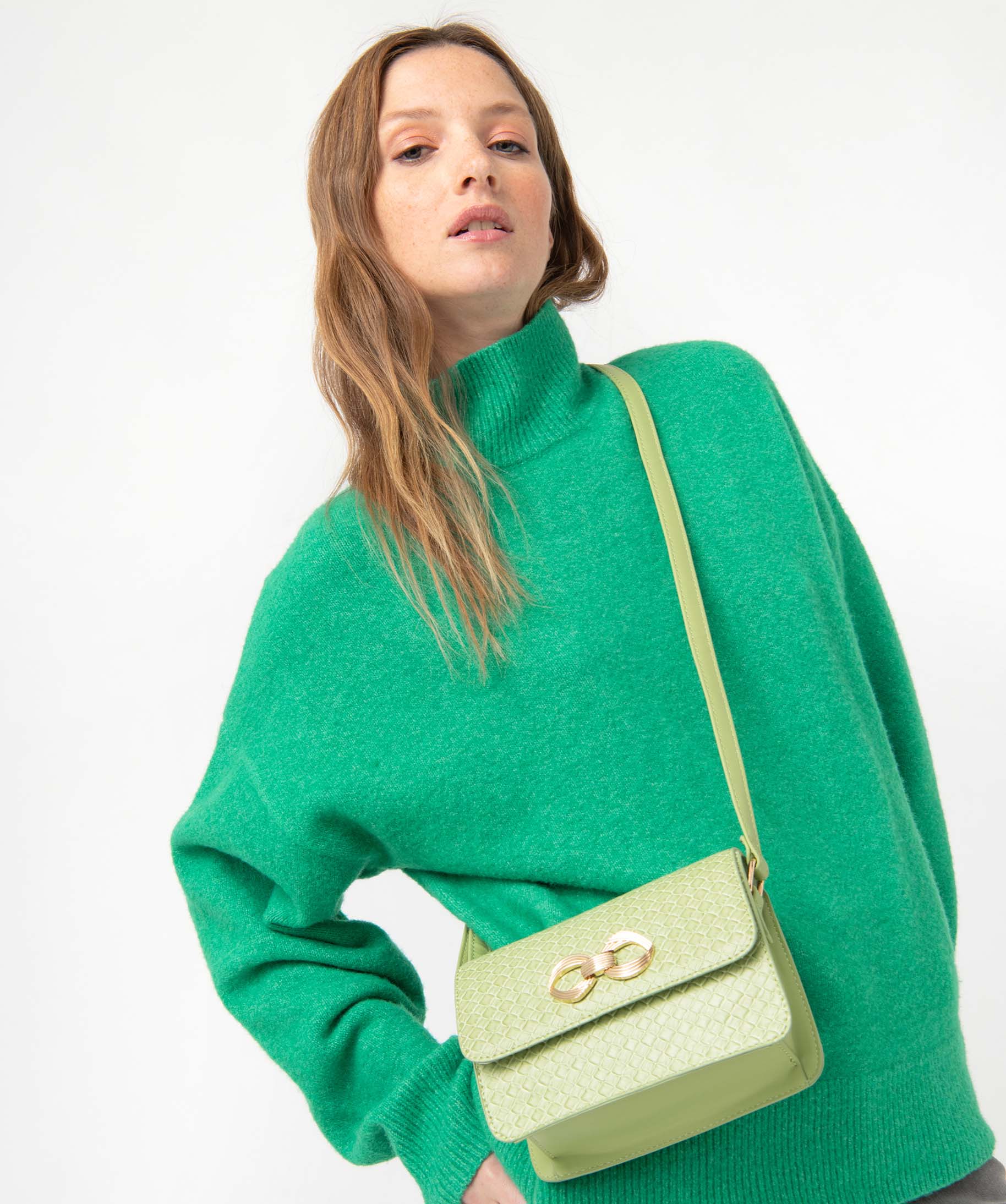 sac besace femme petit format decore en relief vert sacs bandouliere