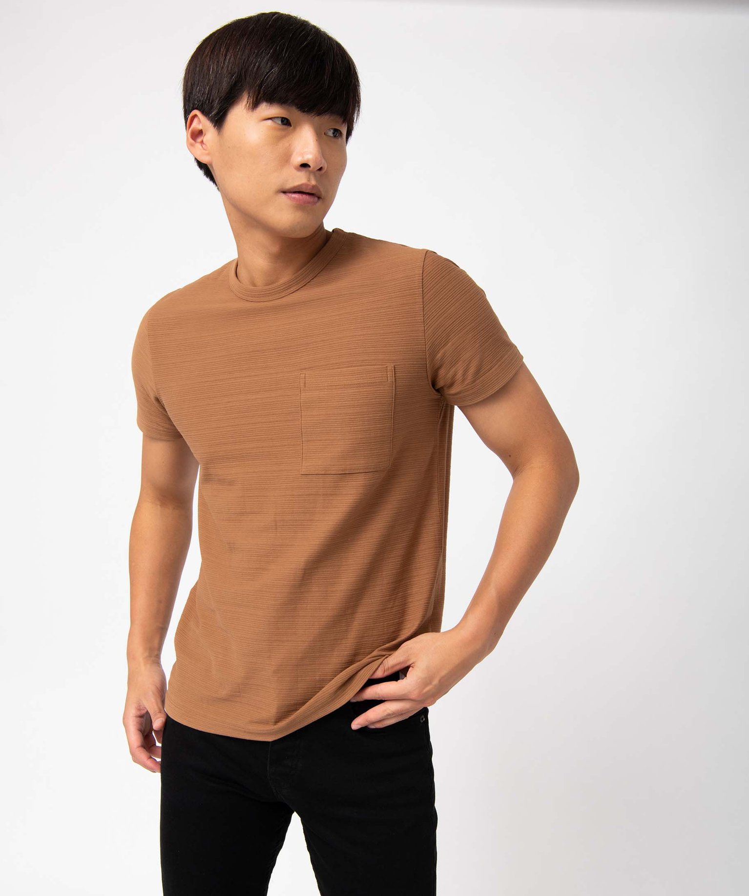 tee-shirt homme a manches courtes avec poche poitrine brun tee-shirts