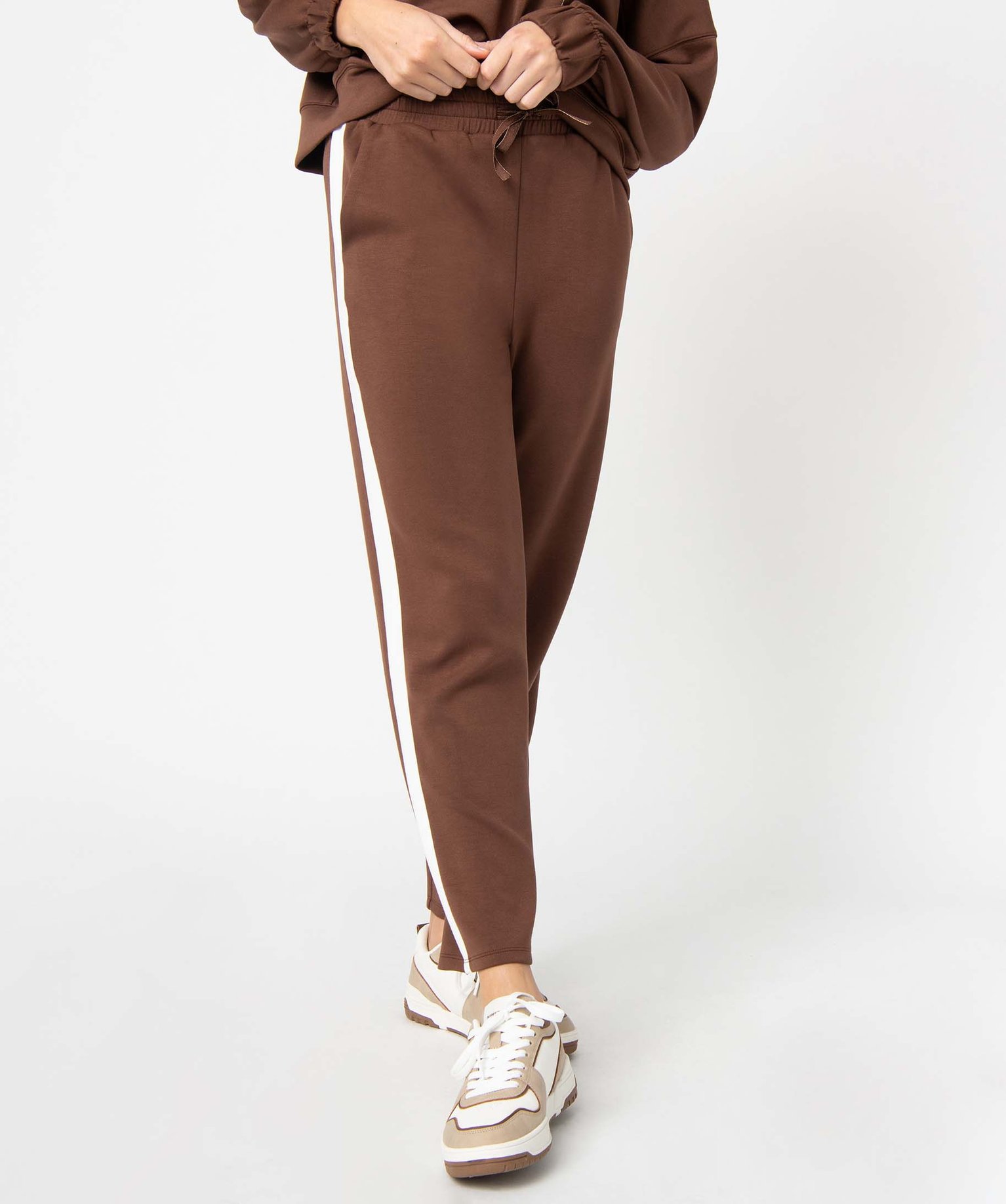 pantalon de jogging femme avec bandes contrastantes sur les cotes brun pantalons