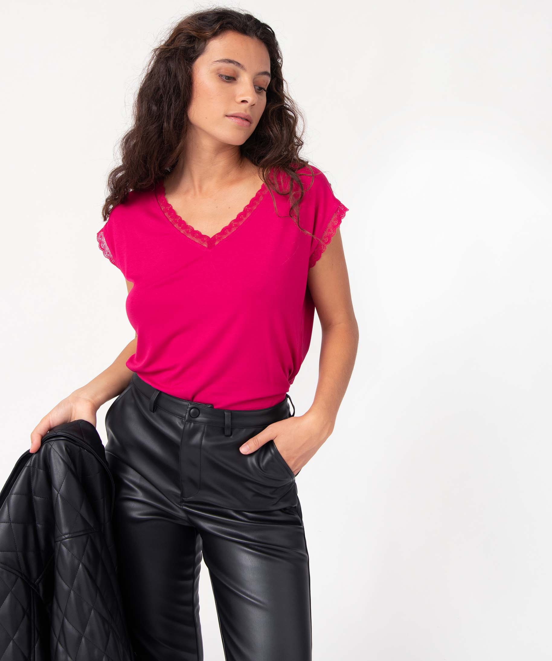 tee-shirt femme a manches courtes avec col v en dentelle rose t-shirts manches courtes