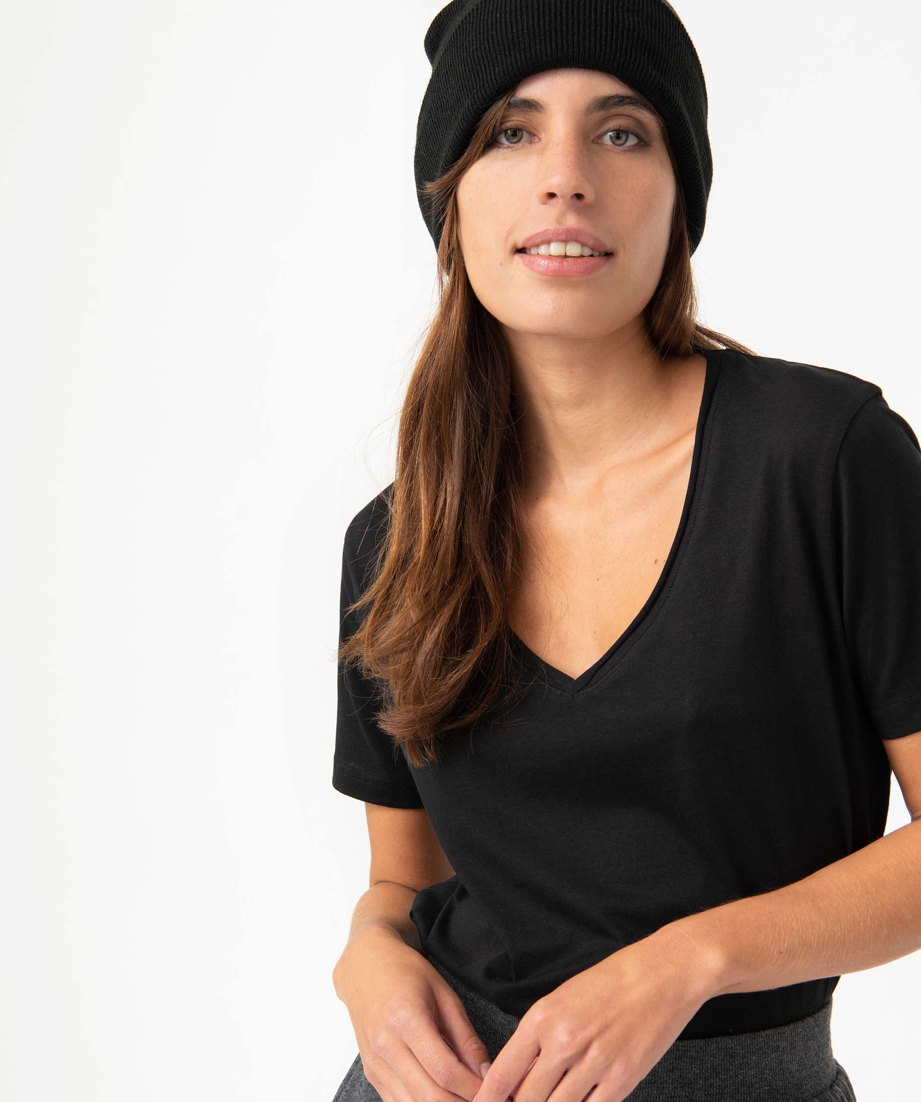 tee-shirt femme a manches courtes avec col v roulotte noir t-shirts manches courtes