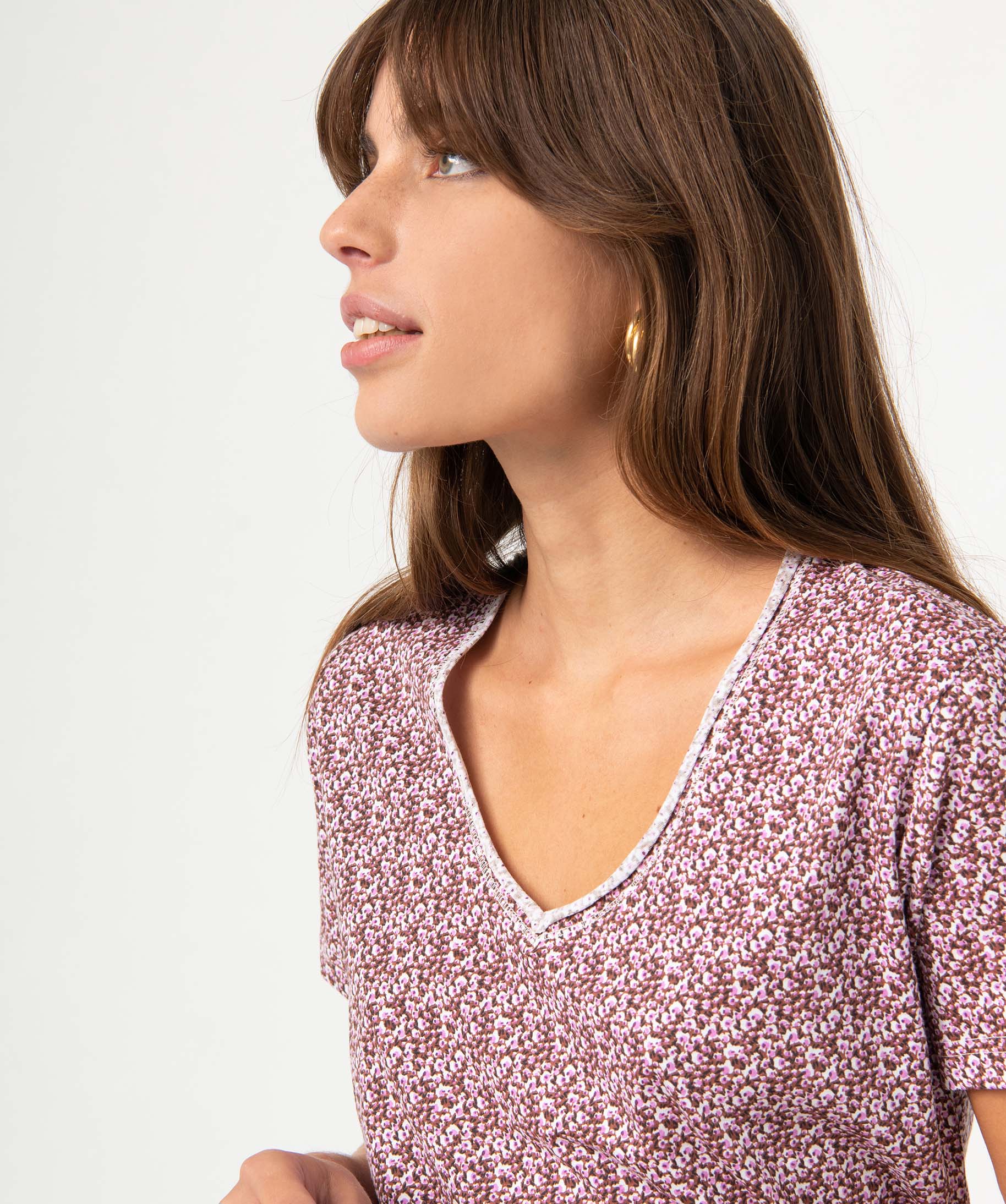 tee-shirt femme imprime a manches courtes avec col v roulotte rose t-shirts manches courtes