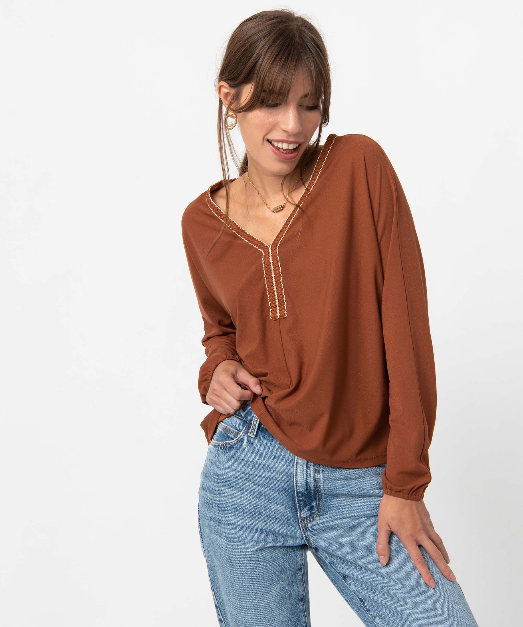 tee-shirt femme a manches longues et encolure fantaisie brun t-shirts manches longues