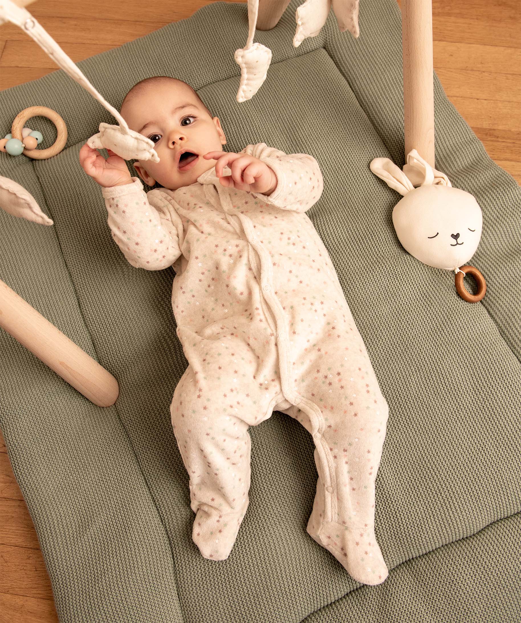 pyjama bebe en velours ouvert devant avec motifs etoiles beige