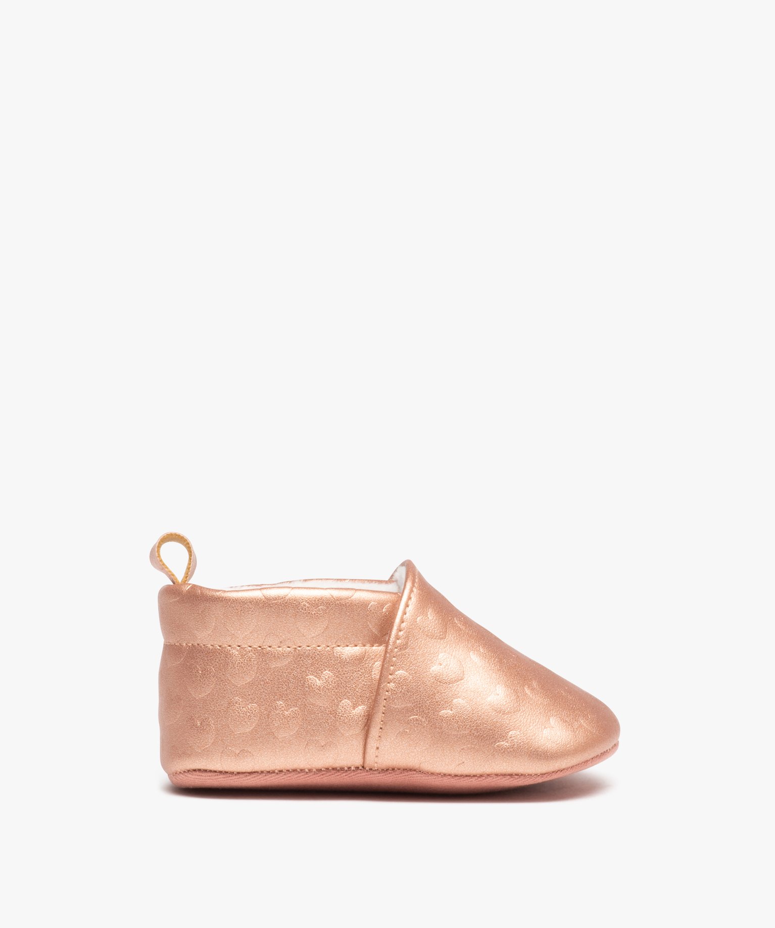 chaussons de naissance bebe fille irises a motifs coeurs en relief rose standard chaussures de naissance bebe GEMO