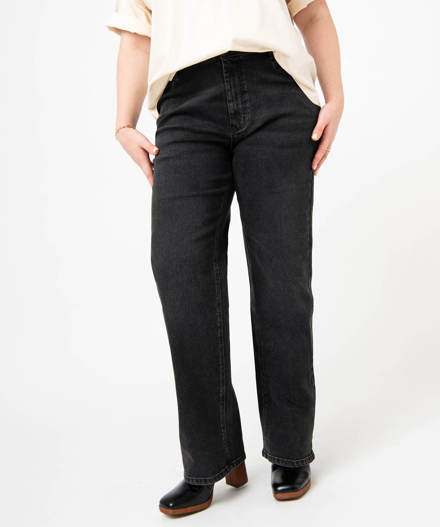 Pantalon femme grande taille couleur jean foncé.