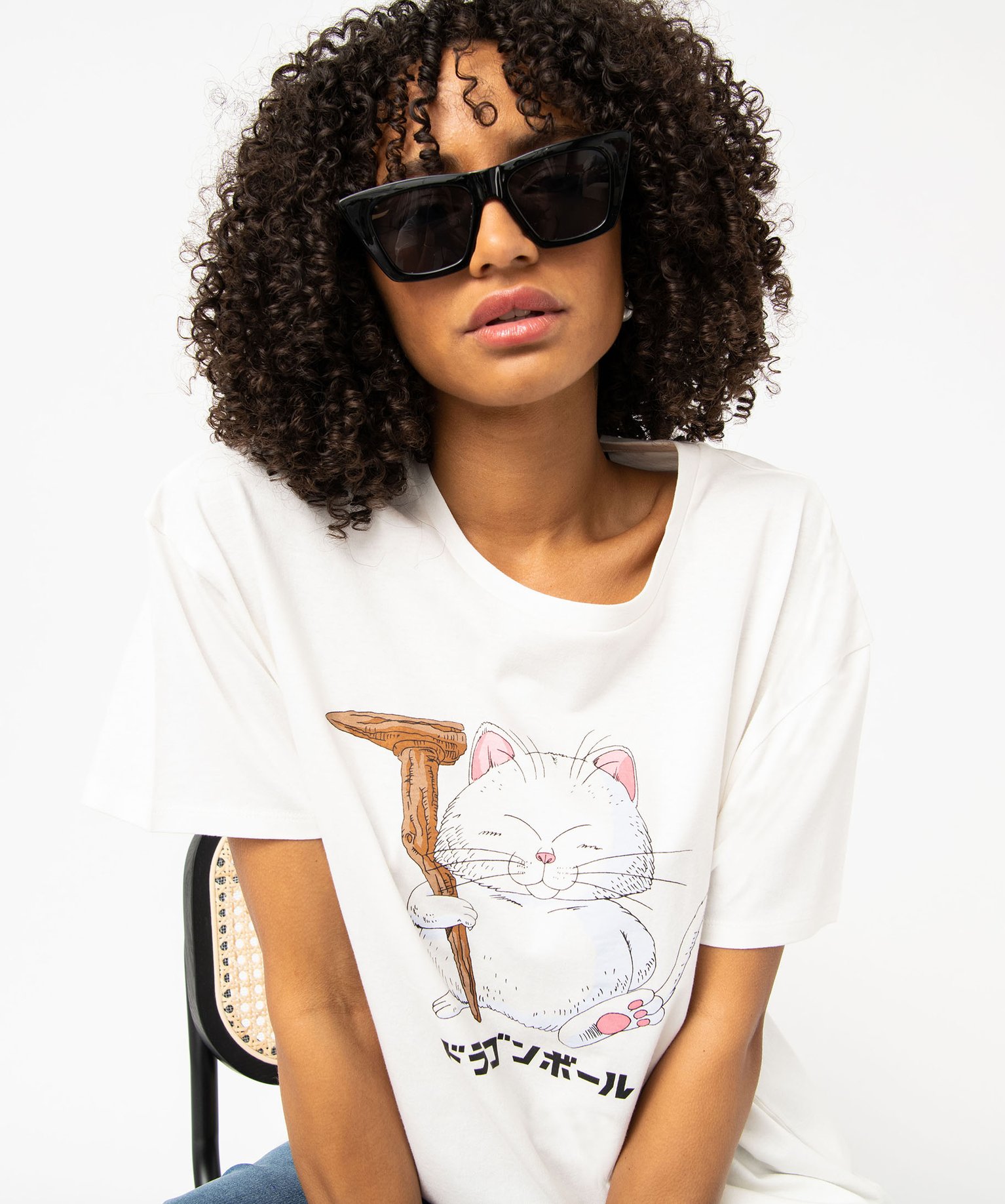 tee-shirt femme coupe oversize avec motif chat - dragon ball beige t-shirts manches courtes