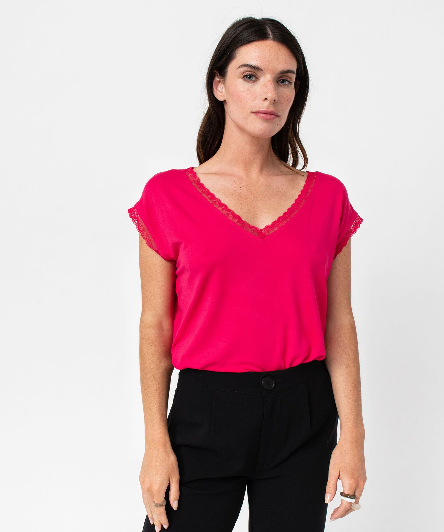 tee-shirt femme a manches courtes avec col v en dentelle rose t-shirts manches courtes