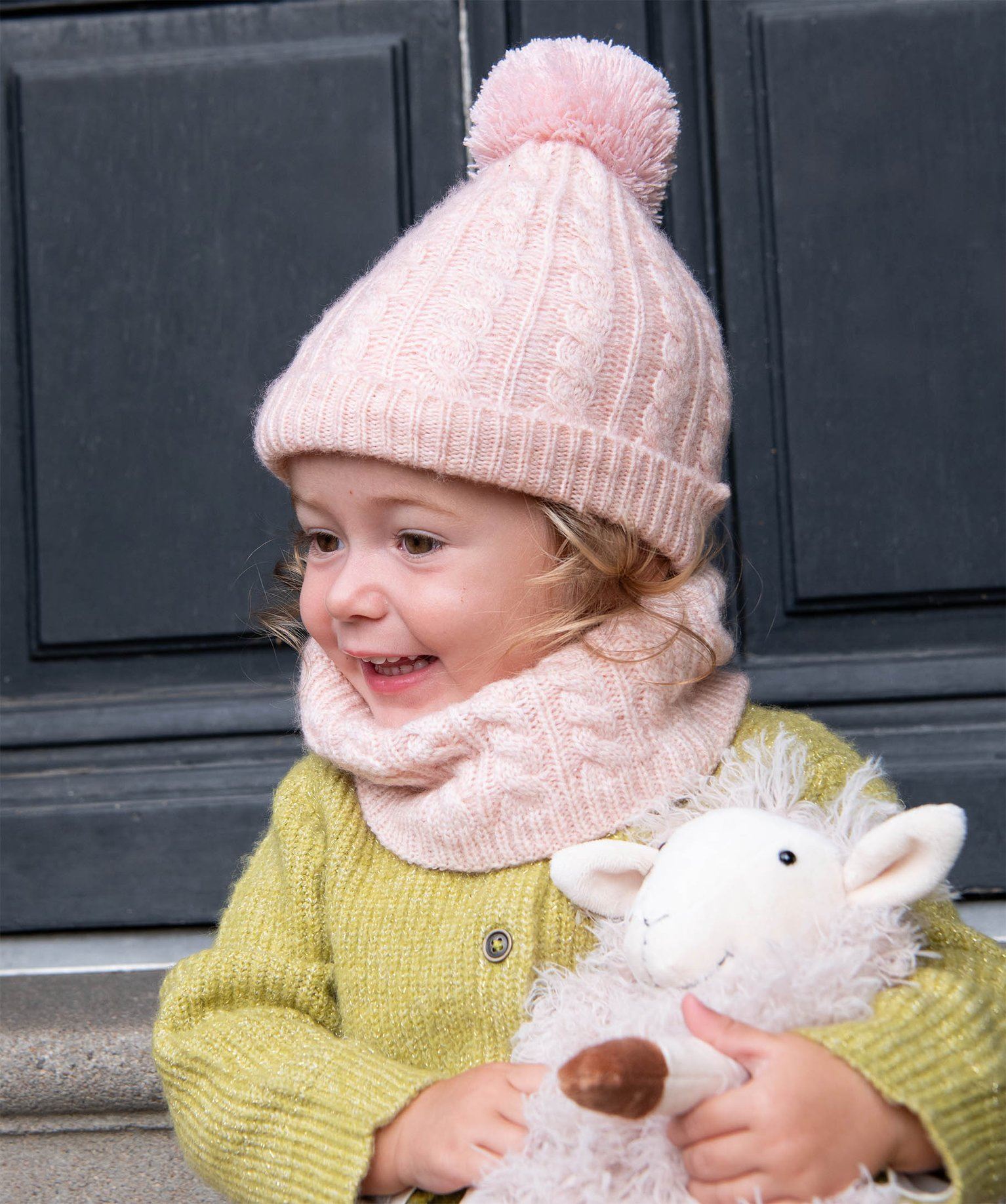 bonnet en maille torsadee avec pompon bebe fille rose standard