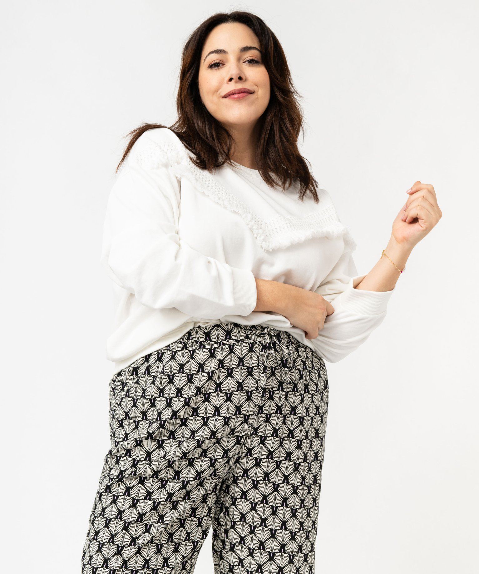 sweat avec bande brodee et pompons femme grande taille beige sweats