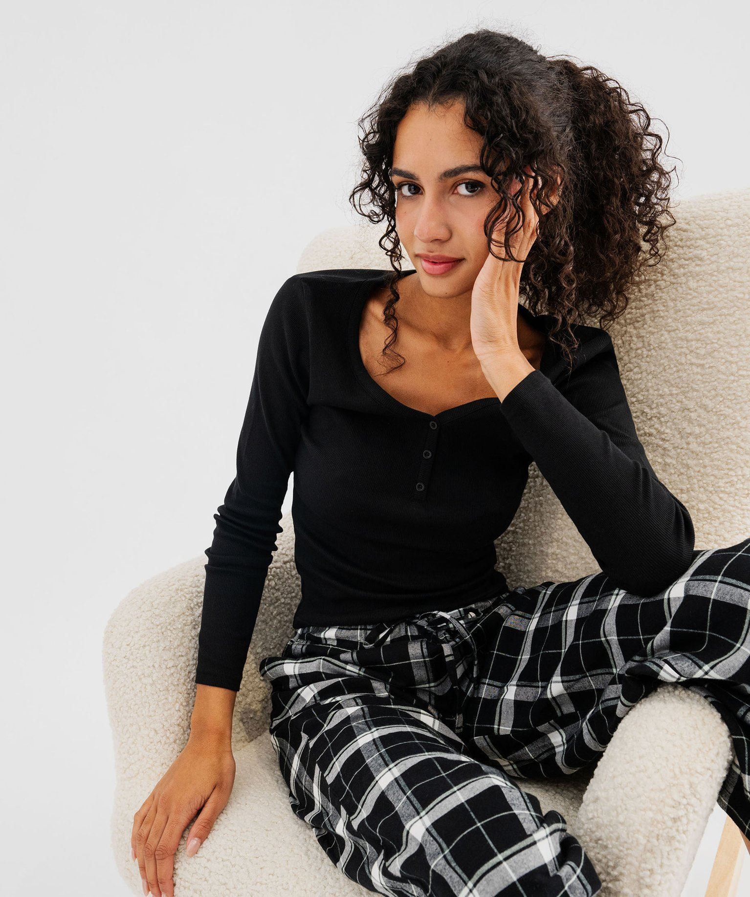 haut de pyjama a manches longues en maille cotelee femme noir hauts de pyjama