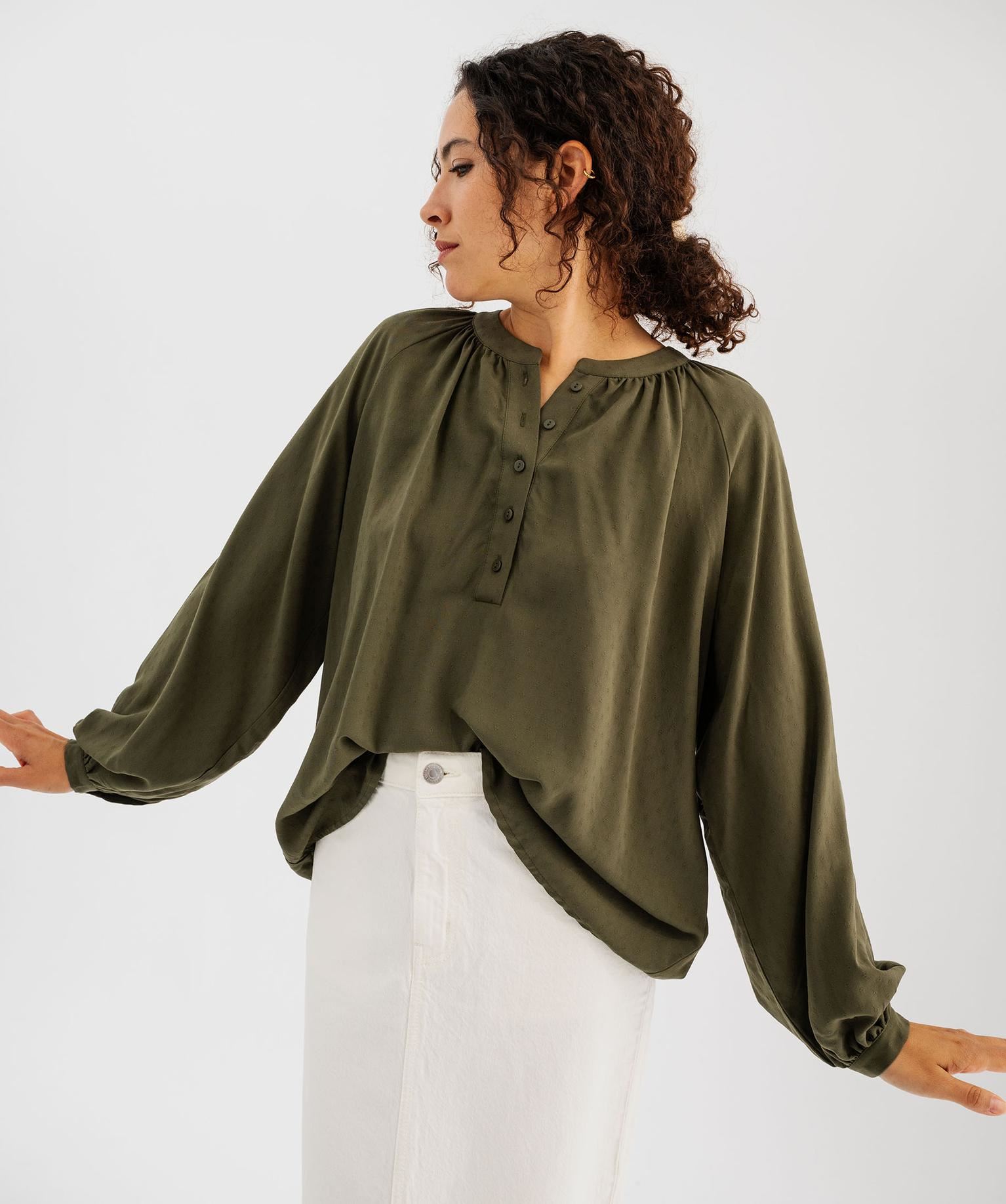 blouse manches longues en viscose unie a col rond boutonne femme kaki standard chemisiers