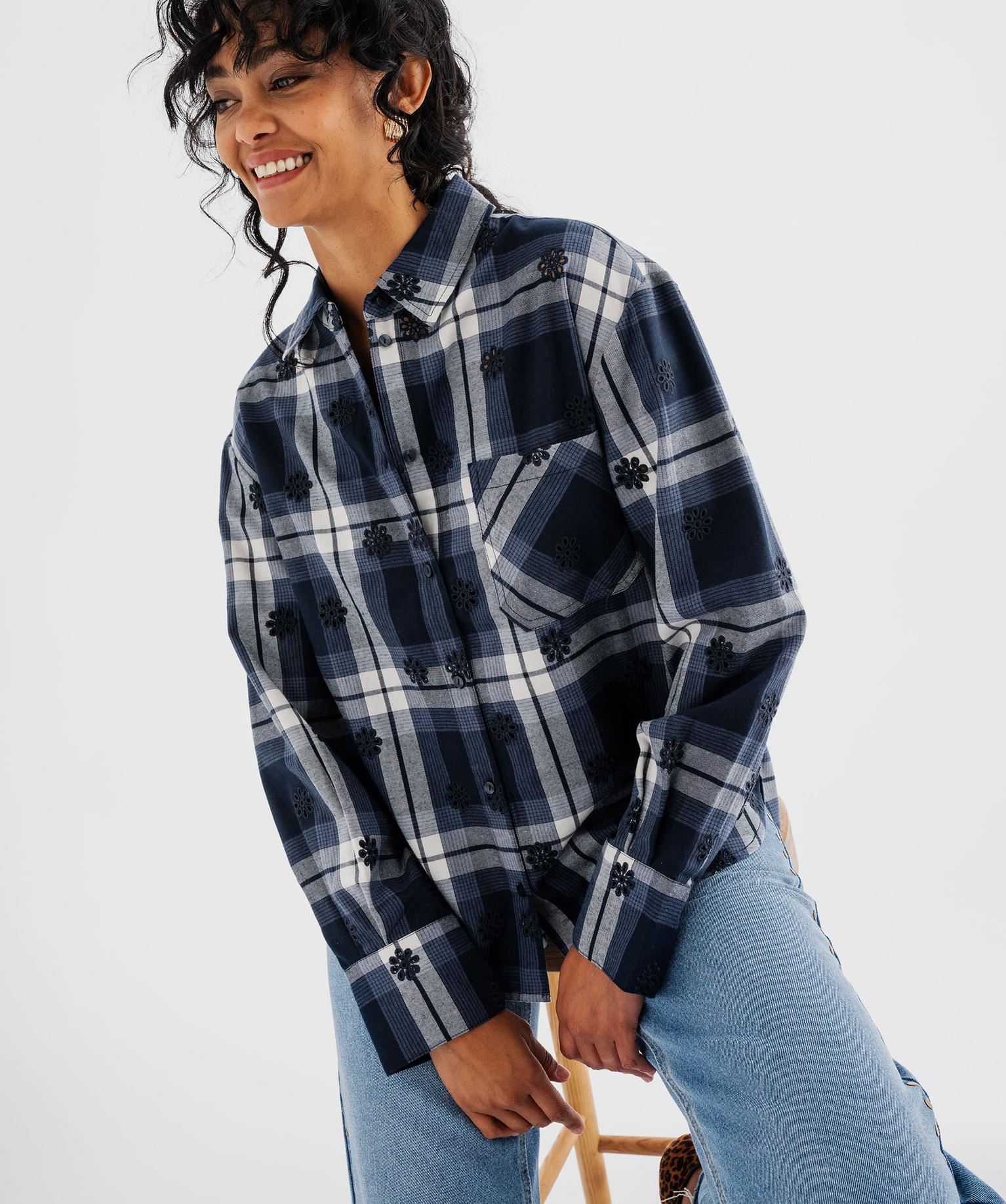 chemise a carreaux et motifs brodes ajoures femme bleu standard chemisiers